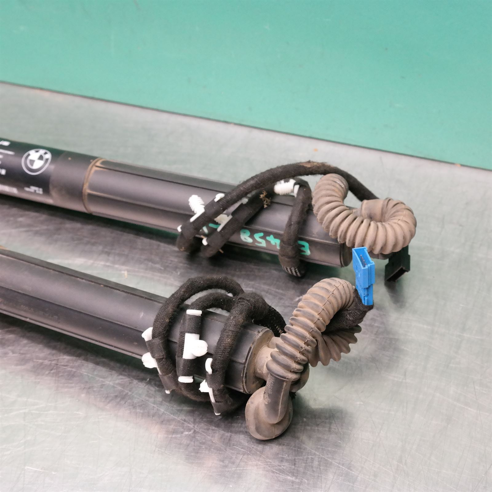 HATCH STRUT F25 (003) (004) *41-60* 3 HATCH STRUT F25 (003) (004) *41-60* - Image 3