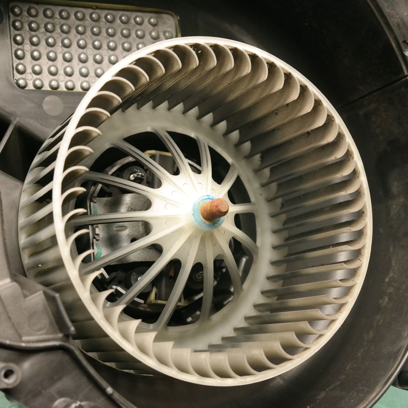 2011 BMW 5 SERIES Heater fan 64119242608