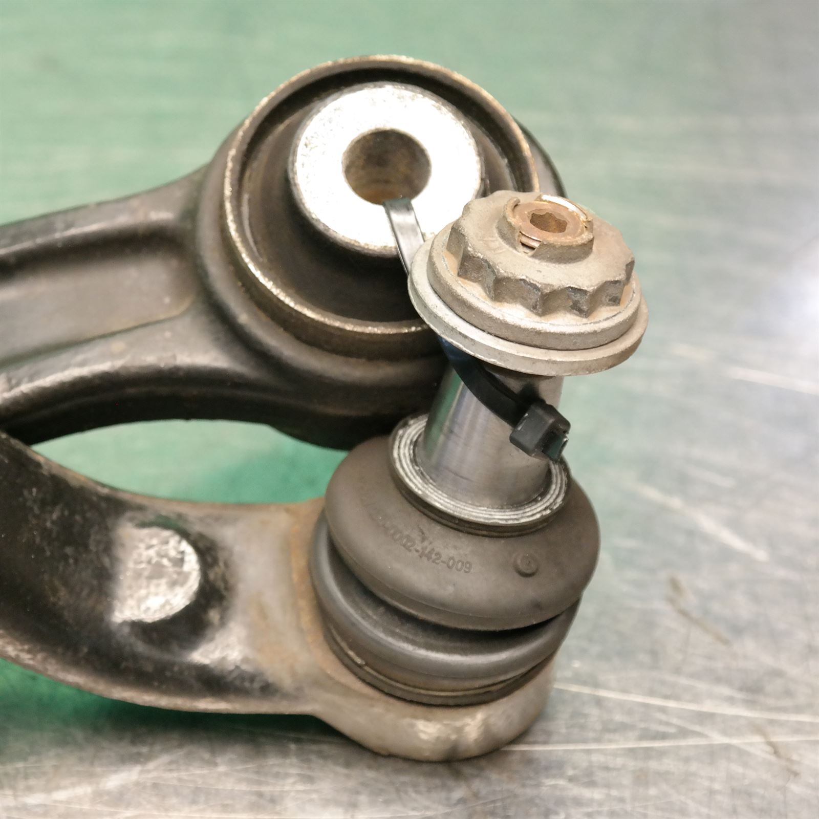 RIGHT FRONT LOWER CONTROL ARM F15 (692) (822) *31-05* 4 RIGHT FRONT LOWER CONTROL ARM F15 (692) (822) *31-05* - Image 4