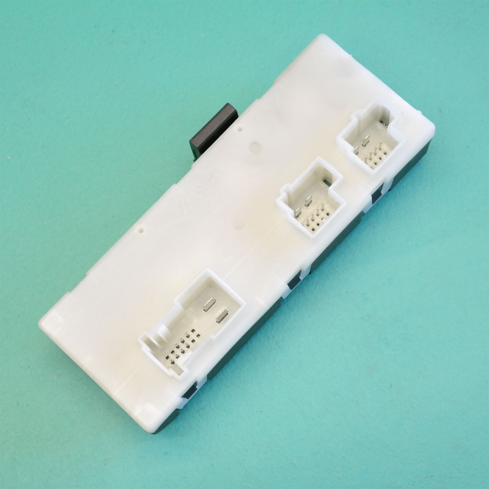 ECU F30 # Tailgate Lift Module # (483) *61-25* 7.481.616 ECU F30 # Tailgate Lift Module # (483) *61-25* 7.481.616