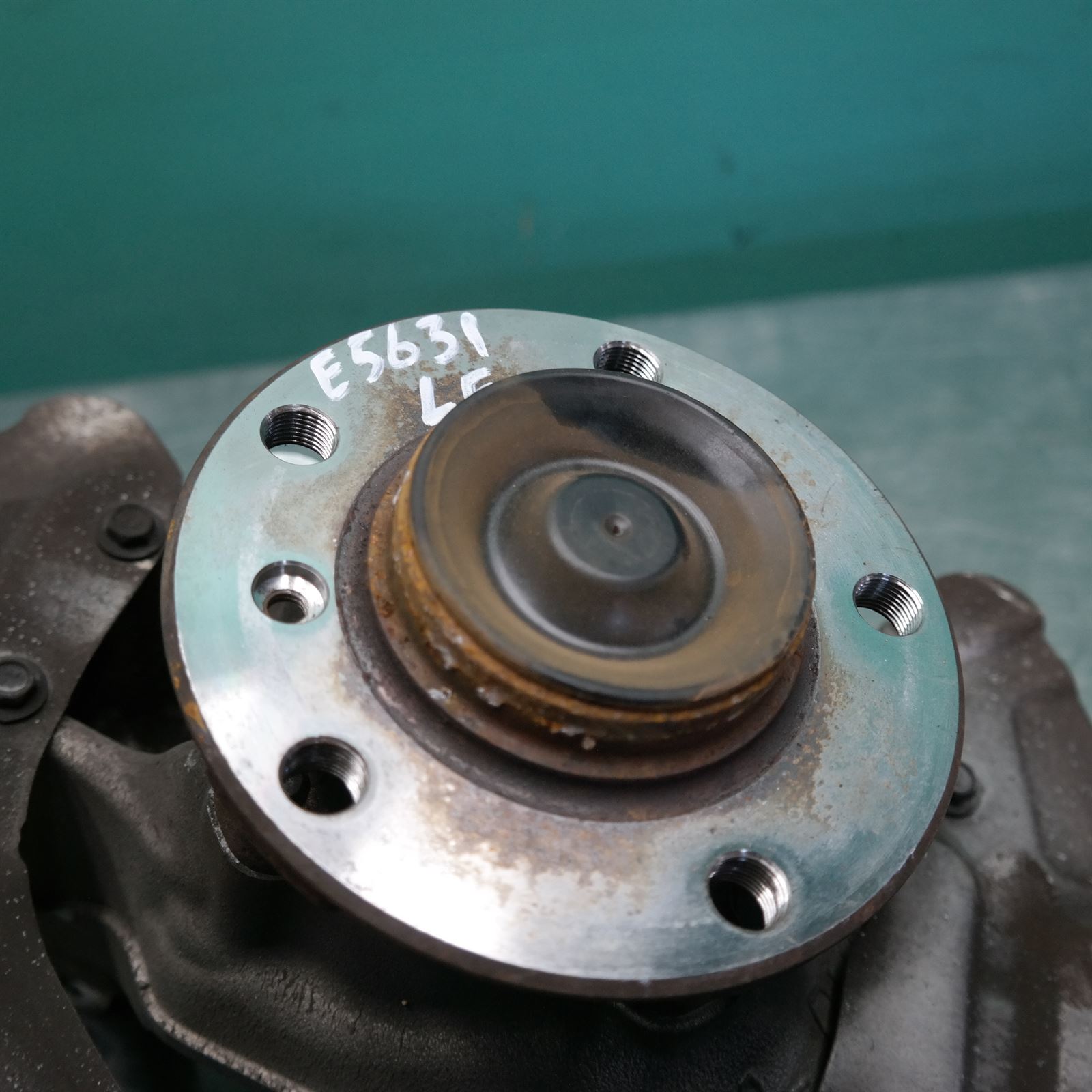 LEFT FRONT HUB ASSEMBLY F32 (097) *31-10* 3 LEFT FRONT HUB ASSEMBLY F32 (097) *31-10* - Image 3