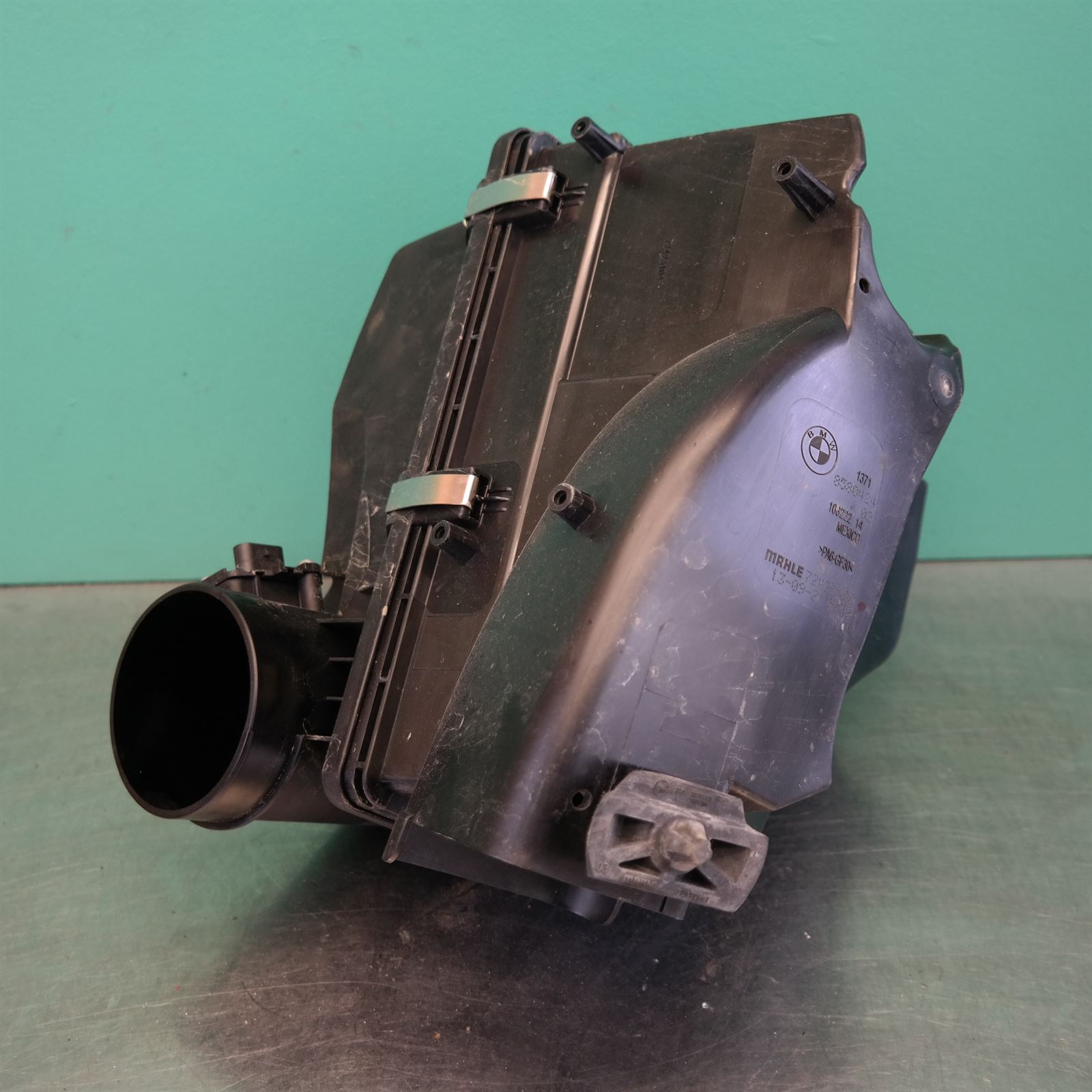 2022 BMW 2 SERIES Air filter housing 13718580424
