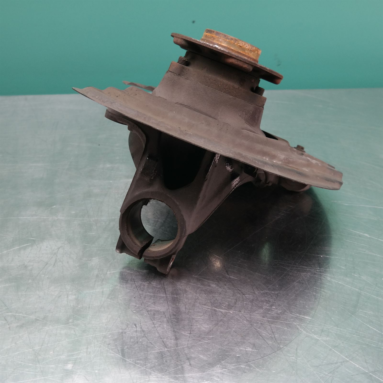 LEFT FRONT HUB ASSEMBLY F25 (953) *31-10* 2 LEFT FRONT HUB ASSEMBLY F25 (953) *31-10* - Image 2