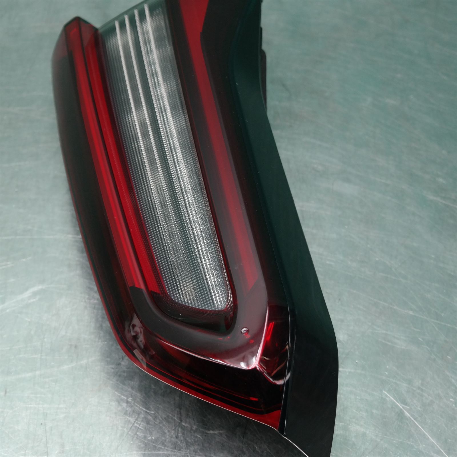REAR GARNISH G05 (B06) *63-20* R 2 REAR GARNISH G05 (B06) *63-20* R - Image 2