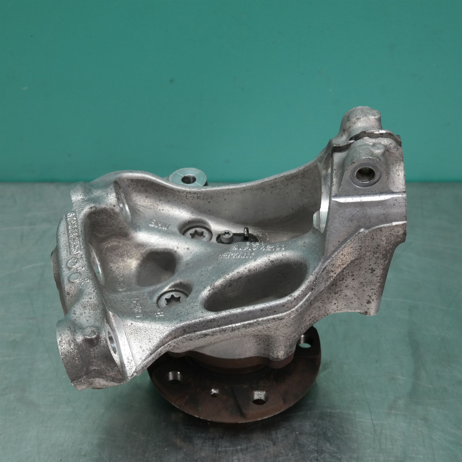 LEFT FRONT HUB ASSEMBLY F30 (287) *31-10* 2 LEFT FRONT HUB ASSEMBLY F30 (287) *31-10* - Image 2