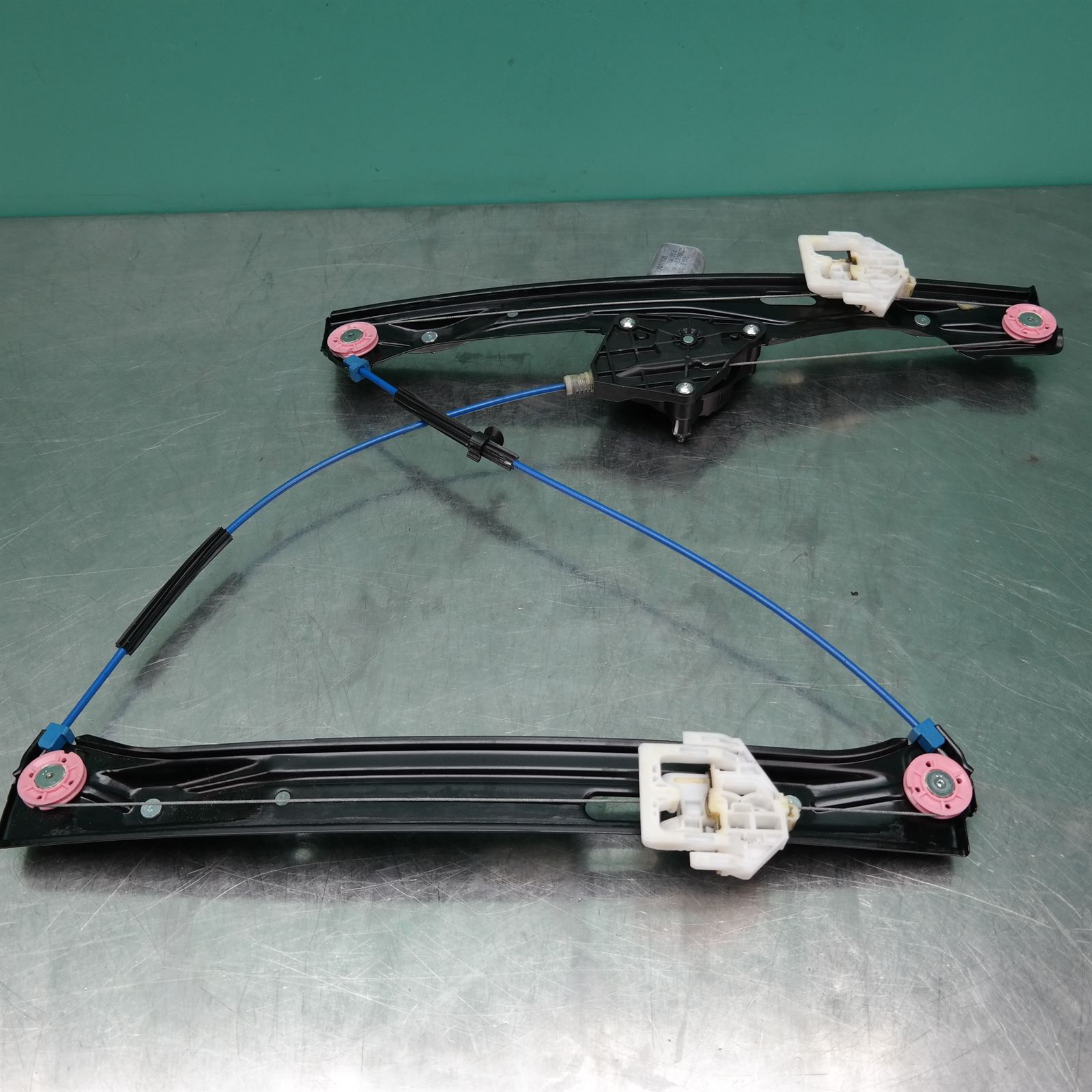 RIGHT FRONT WINDOW REG/MOTOR F30 (634) (886) *51-10* 2 RIGHT FRONT WINDOW REG/MOTOR F30 (634) (886) *51-10* - Image 2