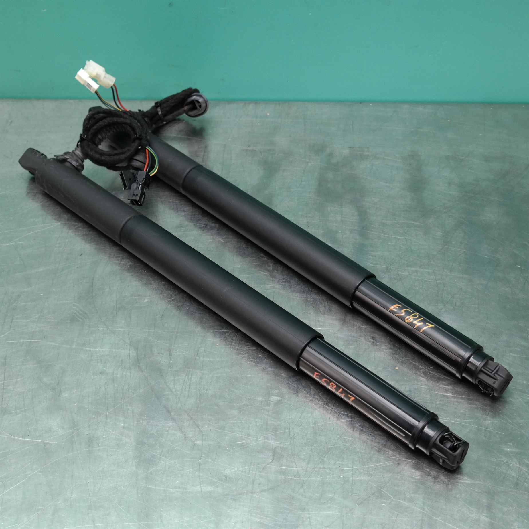 HATCH STRUT E71 (697) (698) *41-60* HATCH STRUT E71 (697) (698) *41-60*