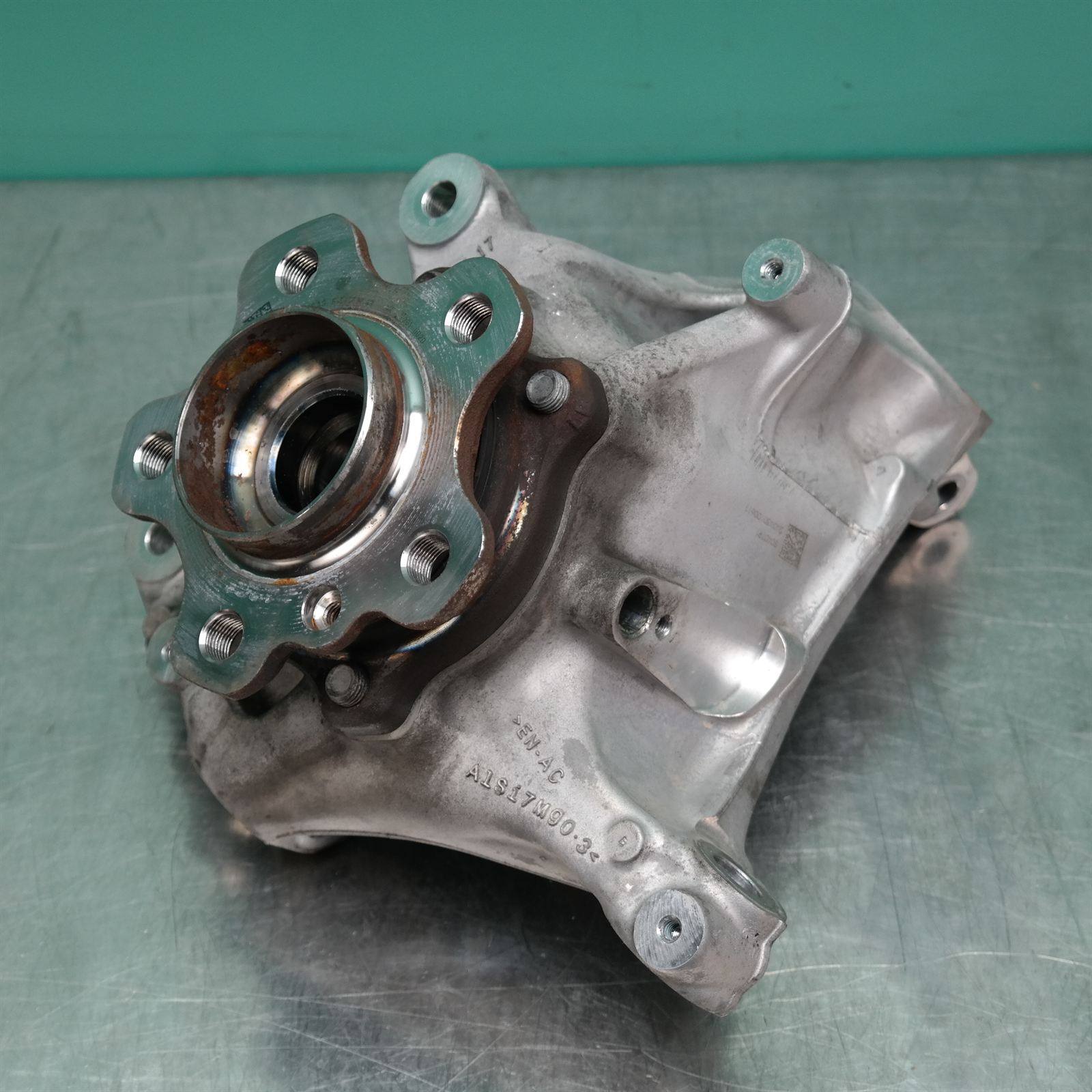 LEFT FRONT HUB ASSEMBLY F70 (171) *31-10* 2 LEFT FRONT HUB ASSEMBLY F70 (171) *31-10* - Image 2