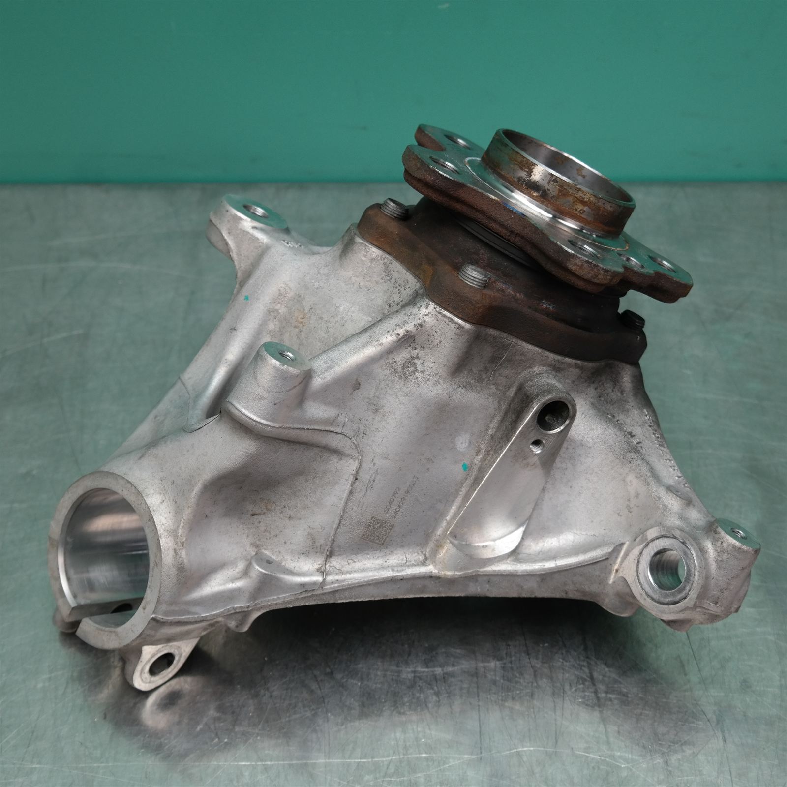 RIGHT FRONT HUB ASSEMBLY F70 (172) *31-10* 2 RIGHT FRONT HUB ASSEMBLY F70 (172) *31-10* - Image 2