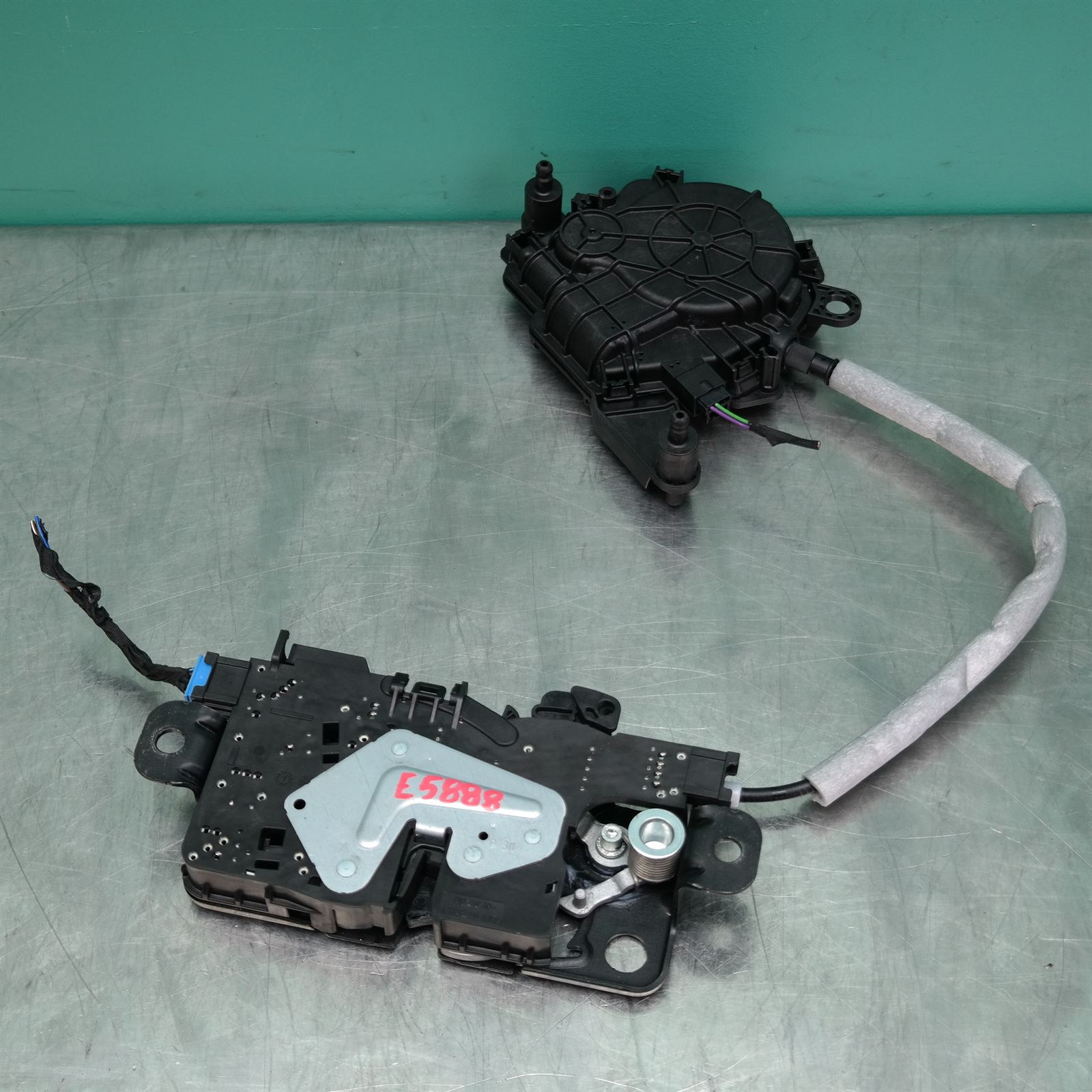 LOCK MECHANISM F70 # Tailgate Lock # (112) (C46) *41-60* 2 LOCK MECHANISM F70 # Tailgate Lock # (112) (C46) *41-60* - Image 2