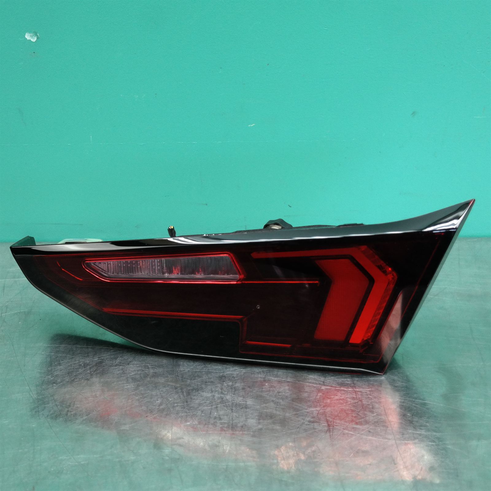 REAR GARNISH F70 (848) *63-20* R REAR GARNISH F70 (848) *63-20* R